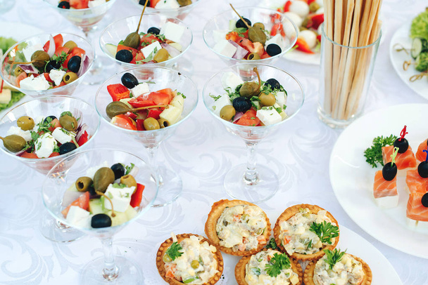 Catering party. Étel ételek és előételek a szemüveg a tábla. Catering asztal. Koktél-programokhoz. Vendéglátóipari szolgáltatások háttér vállalati születésnapi party rendezvény vagy esküvő ünnep. - Fotó, kép