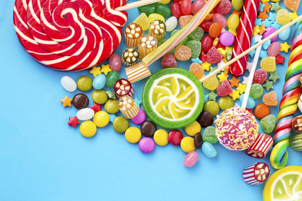 Kleurrijke snoepjes op de witte achtergrond - Foto, afbeelding