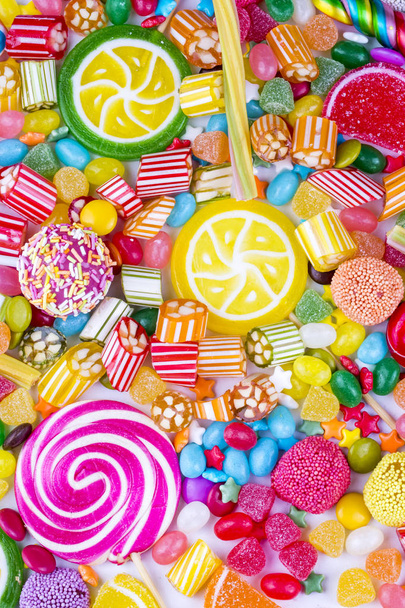 Kolorowe cukierki, na białym tle - Zdjęcie, obraz