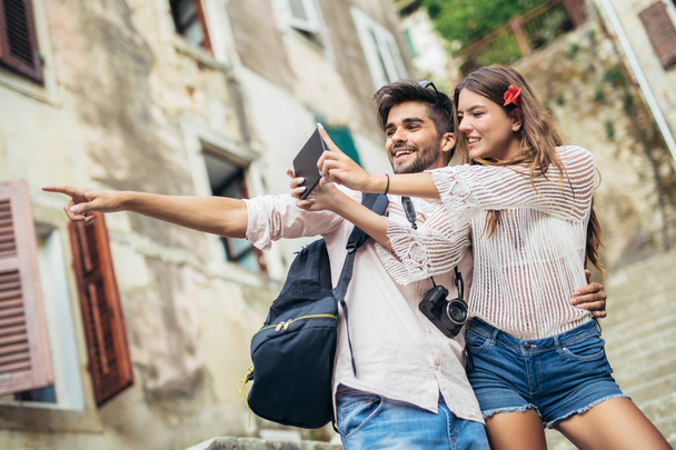 Pareja turista romántica usando tableta digital
 - Foto, imagen