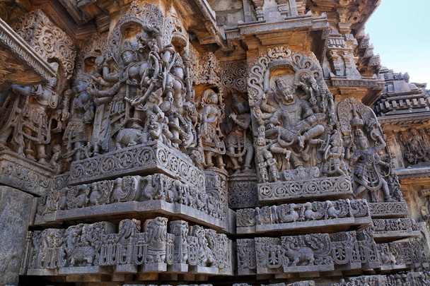 Багато прикрашений настінні панелі рельєфи із зображенням богині Mahishasurmardini на лівому і Narsimha на право, храм Hoysaleshwara, Halebidu, Карнатака, Індія. - Фото, зображення