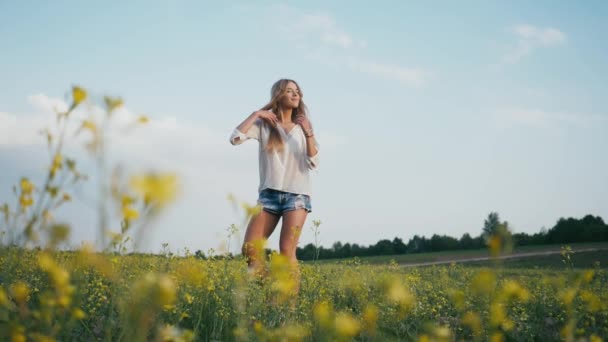Улыбающаяся красавица на весеннем поле. Мэдоу. Портрет девушки-модели "Смех и счастье" со здоровыми длинными волосами, наслаждающейся природой. Молодая женщина под открытым небом
 - Кадры, видео