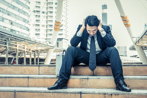 Jeune homme d'affaires déprimé assis dans les escaliers
 - Photo, image