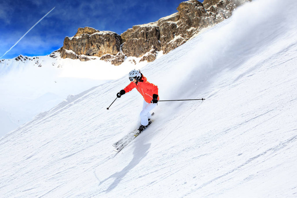 Um motorista de esqui e snowboarder na pista em Alpes por Lech, Áustria
. - Foto, Imagem