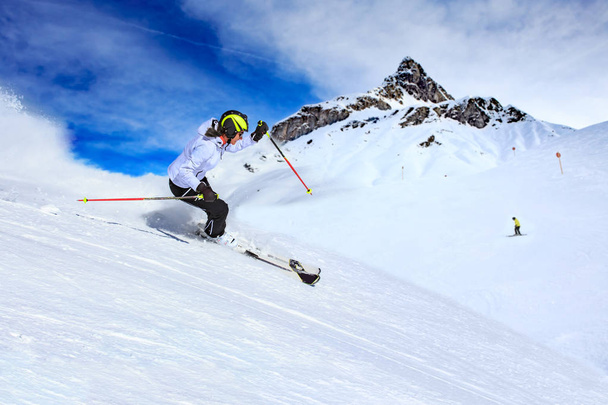 Una sciatrice sulle piste delle Alpi di Lech, Austria
. - Foto, immagini