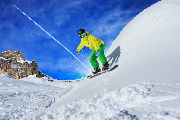 ein Snowboarder auf der Piste in den österreichischen Alpen - Foto, Bild