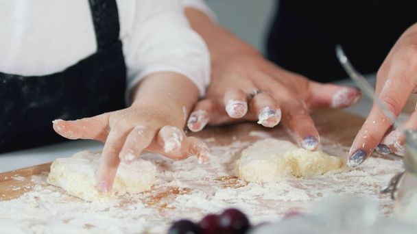 Le mani delle donne che formano frittelle fatte in casa dalla pasta
 - Foto, immagini