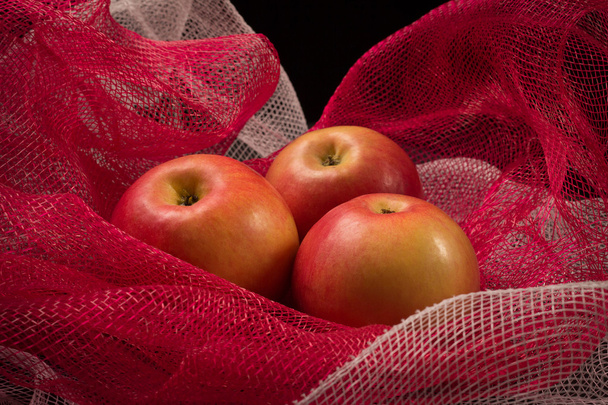 Pommes rouges sur fond rouge - Photo, image