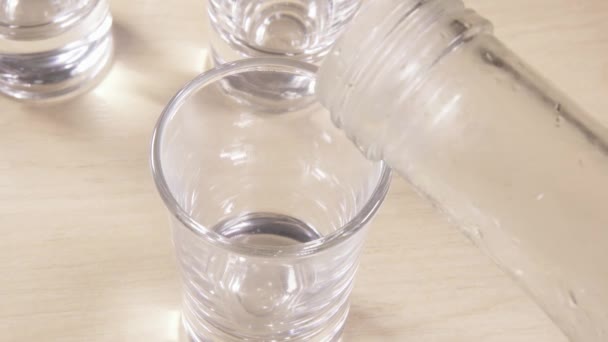Egy üveg lövés egy könnyű asztal és az alkohol - Felvétel, videó