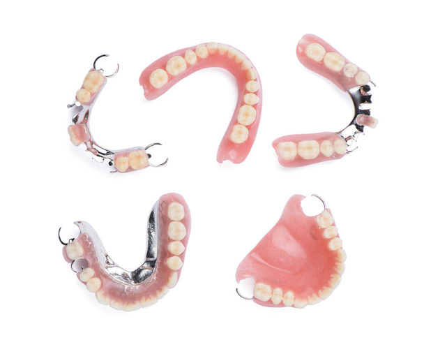 ensemble de prothèses dentaires sur fond blanc
 - Photo, image