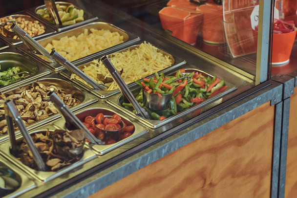 Szczelnie-do góry obraz pojemniki metalowe z różnych warzyw dla fast food zabrać w kawiarni - Zdjęcie, obraz