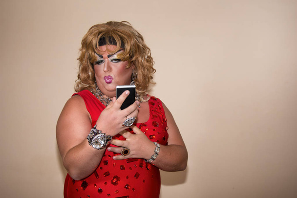 Herec, vtipné parodie. Transvestita a telefon. Selfie. Tlustý muž a make-up - Fotografie, Obrázek