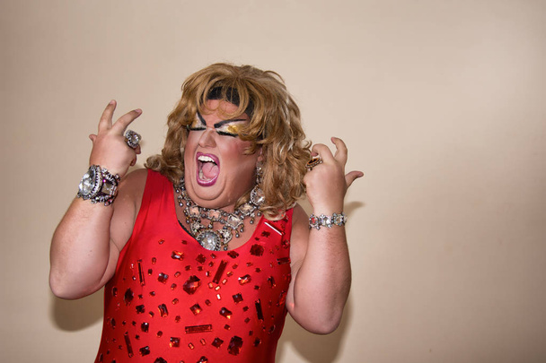 Komik karikatür aktör. Kırmızı Drag queen. Hisler ve duygular. Şişman adam ve makyaj. Öfke - Fotoğraf, Görsel