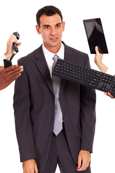 stanco lavoratore ufficio maschile con più gadget intorno a lui
 - Foto, immagini