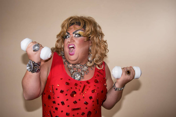 Herec, vtipné parodie. Transvestita a sport. Tlustý muž a make-up - Fotografie, Obrázek