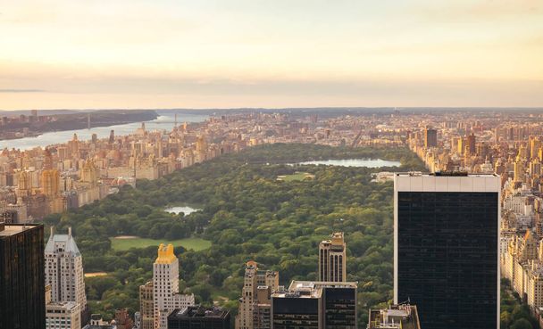 A légi felvétel a Central Park, a Manhattan, New York City, a felhőkarcolók előtérben - Fotó, kép