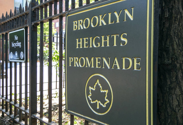 Cartel del Paseo Marítimo de Brooklyn Heights en Nueva York
 - Foto, Imagen