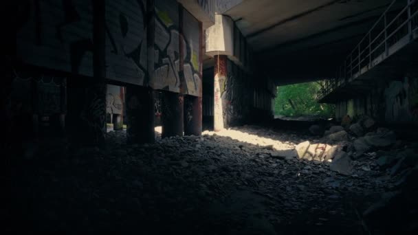 Lichtschacht in knirschendem Bereich unter Brücke - Filmmaterial, Video