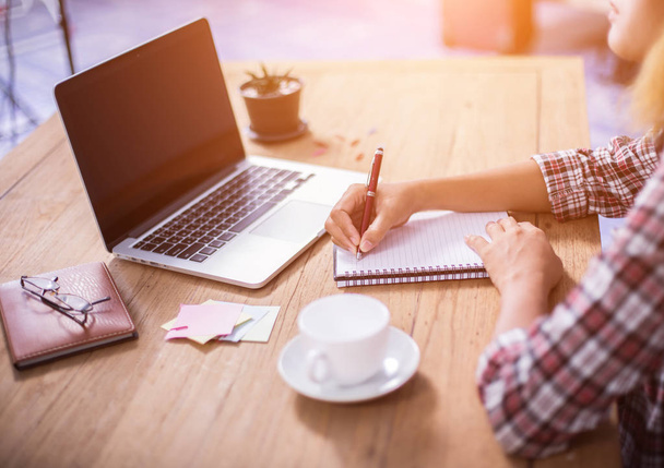 Business Woman Escribir con bolígrafo en bloc de notas en el lugar de trabajo
. - Foto, Imagen