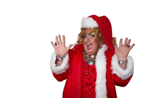 Zabawna parodia aktor. Drag queen w kostium santa. Grubas i makijaż. Na białym tle - Zdjęcie, obraz