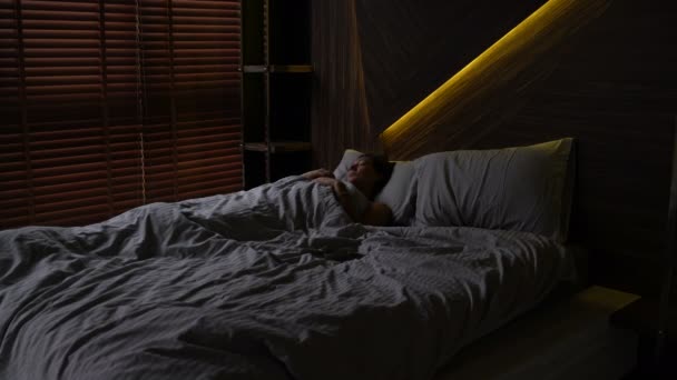In bed asleep woman - Video, Çekim