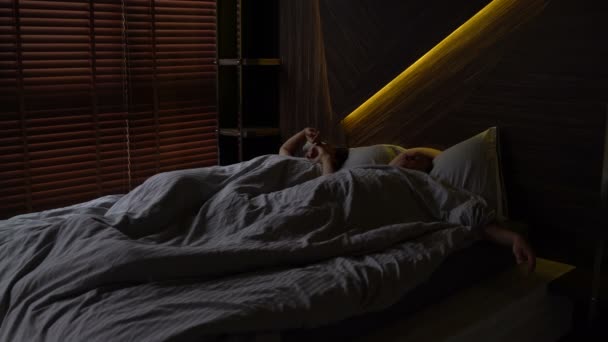 Husband with wife asleep in bed and wake up - Filmagem, Vídeo