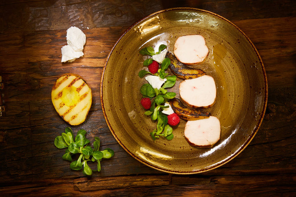 Chicken fillet with greens, cheese, raspberry and pear roast - Foto, afbeelding