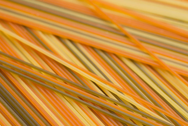 близко к сырым многоцветным спагетти
 - Фото, изображение