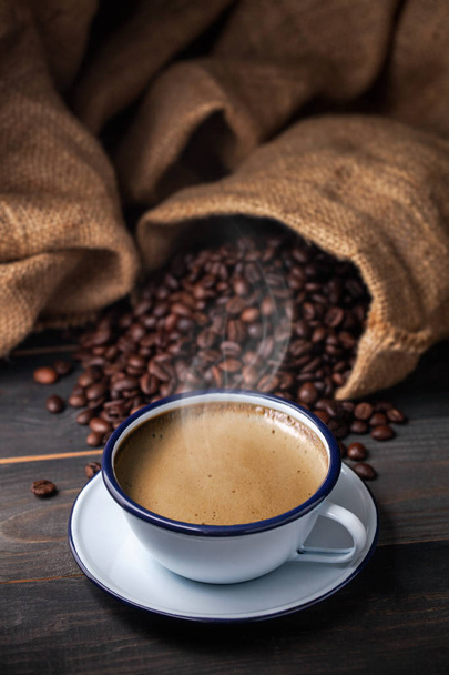 Vintage xícara de café e grãos de café com saco. estilo de comida escura
 - Foto, Imagem