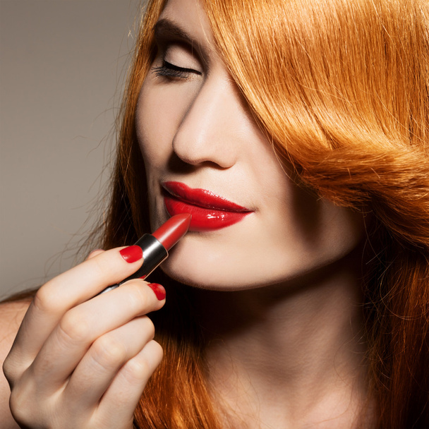 Retrato de cerca de una hermosa mujer con lápiz labial rojo
 - Foto, imagen