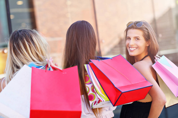 Happy girl amis shopping dans le centre commercial
 - Photo, image