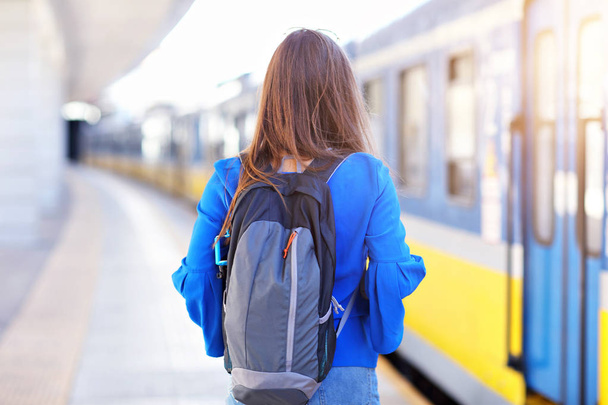 Jonge vrouw toeristische op platform treinstation - Foto, afbeelding