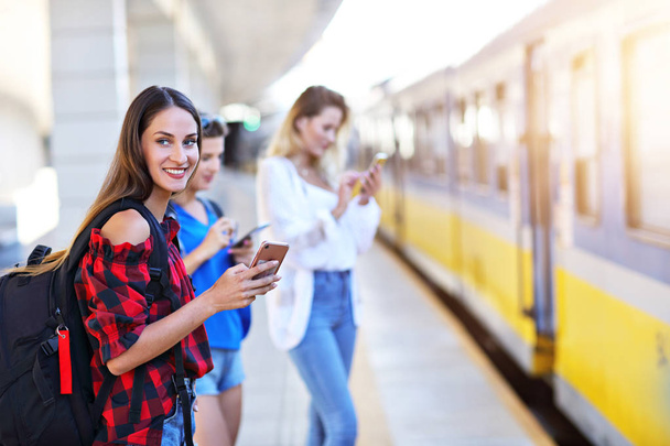 Kız arkadaşlar turist demiryolu platformu üzerinde Grup - Fotoğraf, Görsel