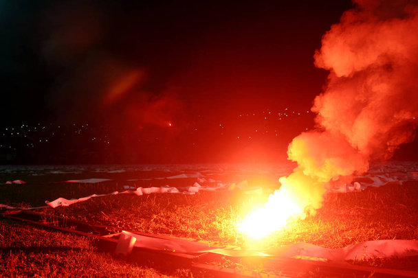 fãs de futebol ultras hooligans acenderam as luzes e bombas de fumaça. revolução. protesto
 - Foto, Imagem