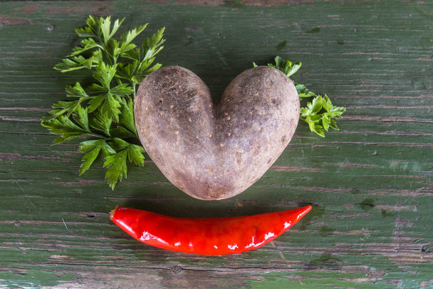 Une pomme de terre et un poivre - comme un cœur et un sourire
 - Photo, image