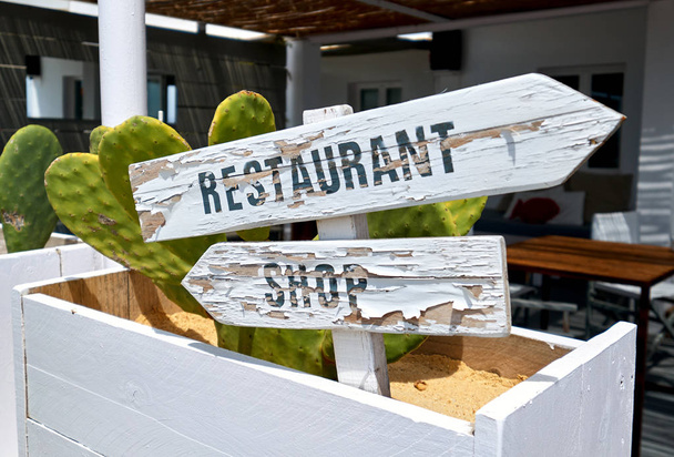 Eski tabela oklarla beyaz. Restoran ve dükkan yön. Ibiza Adası. Balearic Islands, İspanya - Fotoğraf, Görsel