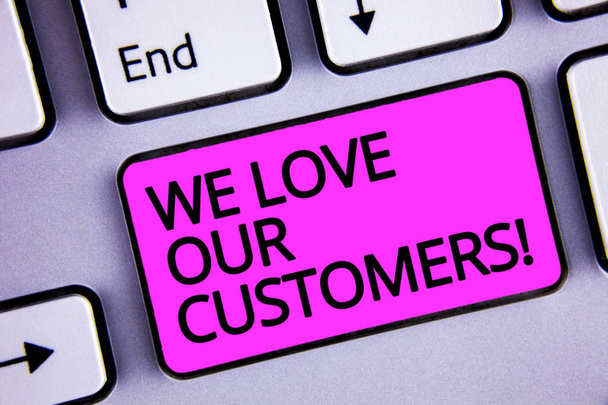 Текст почерка "Мы любим наших клиентов". Концепция означает, что клиент заслуживает хорошего обслуживания удовлетворение уважение клавиатуры фиолетовый ключ Намерение создать текстовое сообщение бумажное эссе
 - Фото, изображение