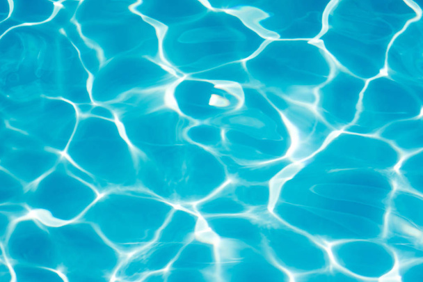 Eau bleue cristalline dans l'eau de la piscine
 - Photo, image
