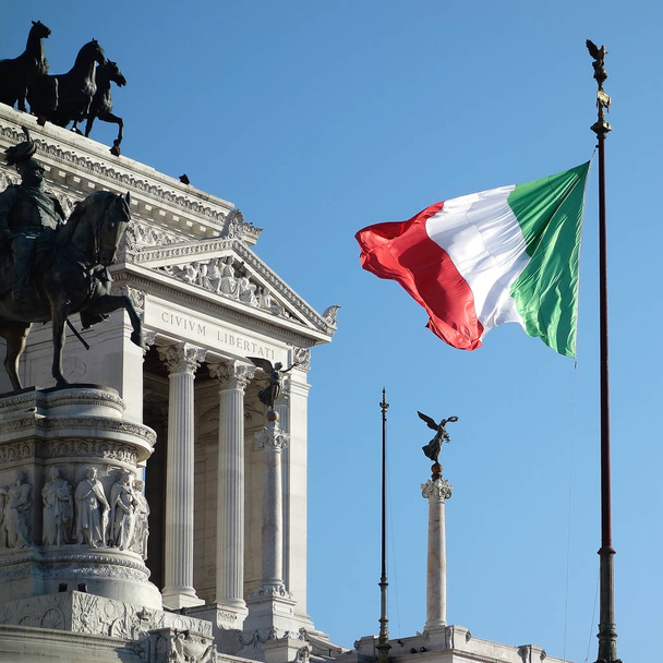 Bandeira italiana acenando Altar da Pátria ou Altare della Pátria em Roma Itália
 - Foto, Imagem