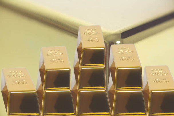 Gestapelde balken van goud close-up. Financiële concept - Foto, afbeelding