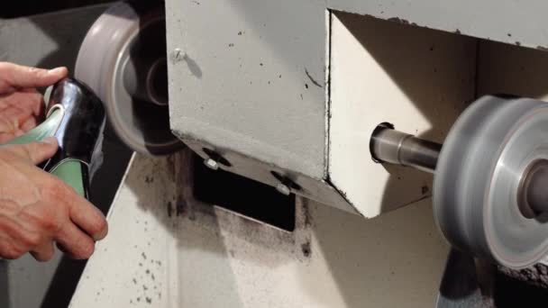 Colpo scorrevole di un calzolaio che lavora su una macchina da macinare artigianale
 - Filmati, video
