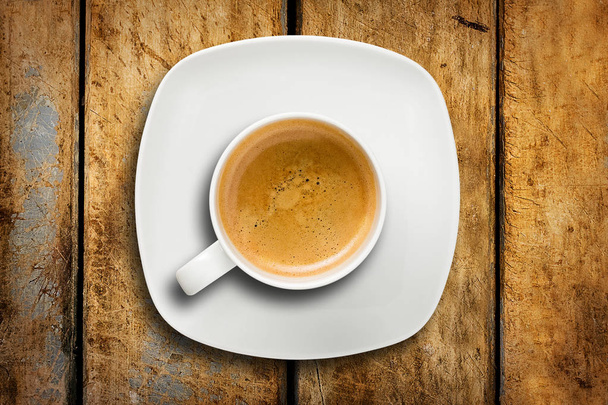 Beyaz fincan espresso fincan tabağı ile kahve üstten görünüm üzerinde ahşap rustik masa - Fotoğraf, Görsel