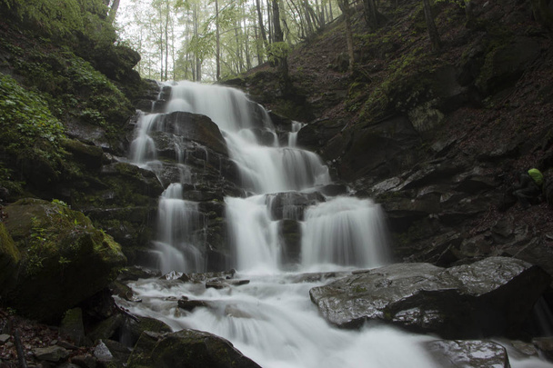 最も美しく、最も完全に流れる滝の 1 つ - Shipot 発送 - 写真・画像