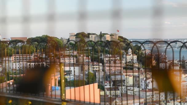 Sao Jorgen linna Lissabonin ja Portugalin lippujen heiluttaessa. Yksi Portugalin pääkaupungin tärkeimmistä maamerkeistä
. - Materiaali, video