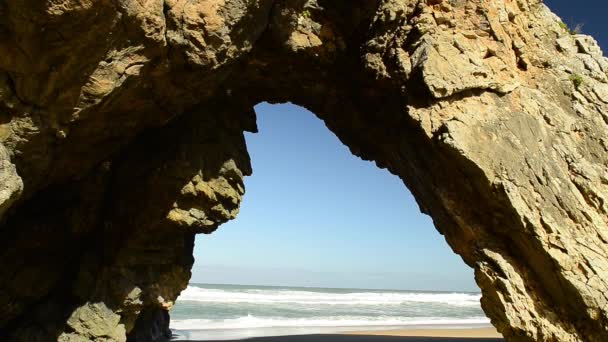 Yksityiskohtainen näkymä vulkaaniselle rannikolle, jolla korkeat kalliot ja aallot murtautuvat vulkaanisten kivien yli, Portugali. - Materiaali, video