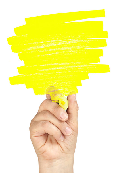 Destaque de mão com porção iluminador amarelo para texto em quadro branco de vidro transparente
 - Foto, Imagem