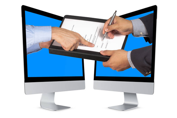 Empresário ou vendedor mão apontando no contrato onde o cliente ou parceiro está assinando com esferográfica ambos saindo da tela do computador isolado
 - Foto, Imagem