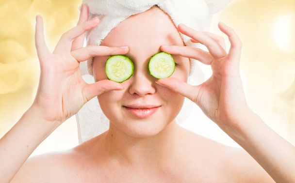 Woman with cucumbers on eyes - Foto, afbeelding