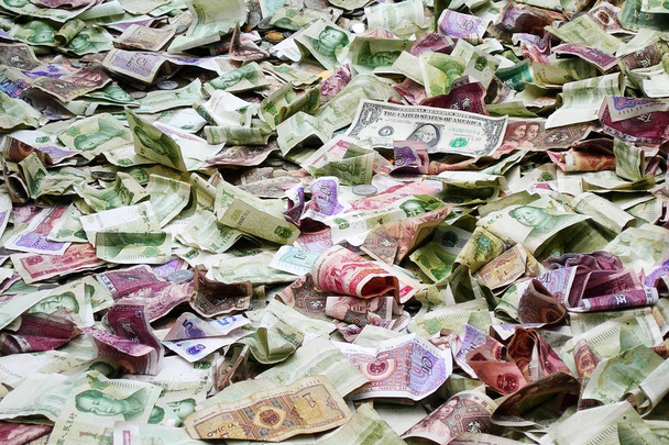Bos van chinese bankbiljetten en een dollarbiljet - Foto, afbeelding
