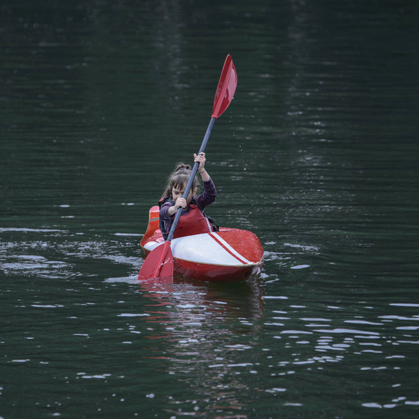 fiatal tizenéves lány aktívan kezeli a sport vízibicikli, egy szép folyó - Fotó, kép